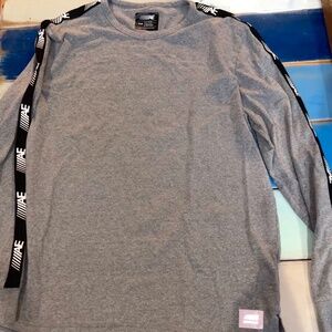 American Eagle Outfitters Long Sleeve Flex T-Shirt